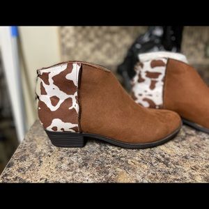 8 1/2 boot. Has cow print on the back of the boot. Never used. No damage